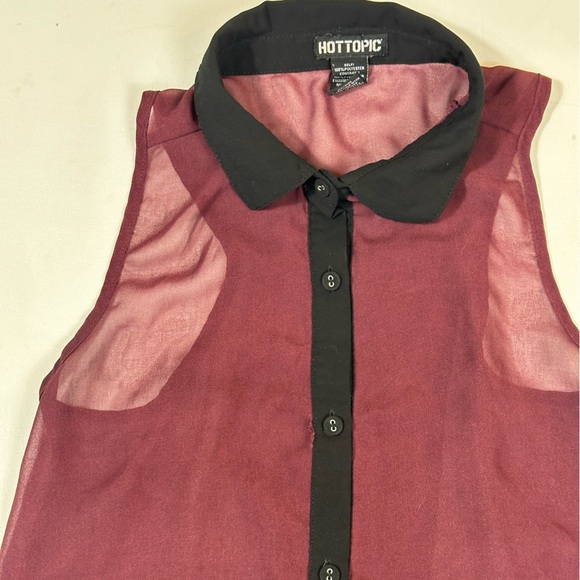 Red and Black Sleeveless Blouse with Peter Pan Collar - Picture 4 of 6